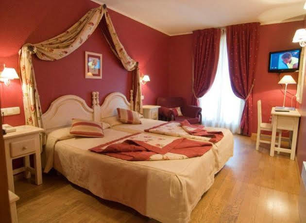 Hotel Pradas Jaca Ngoại thất bức ảnh